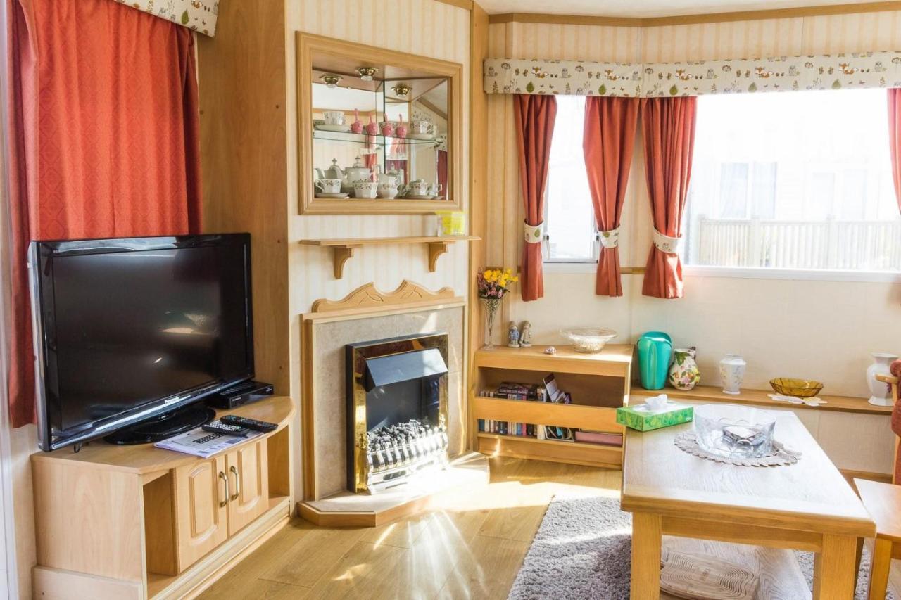 8 Berth Caravan For Hire By The Beach Many Attractions In Suffolk Ref 40093Nd Lowestoft Exterior photo